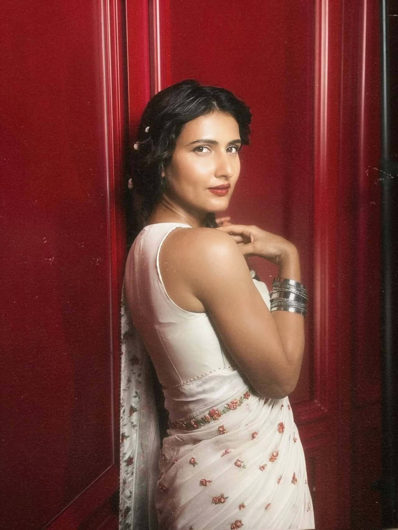 The make-up and hair gave a very retro and dreamy look to the entire outfit which is in tune with her character of  Madhu Bose